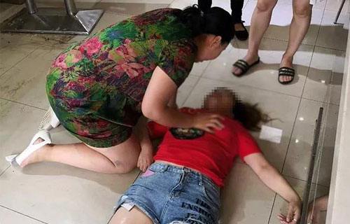 长春一女子早餐店倒地抽搐，德州扑克平台网
女护士跪地人工呼吸救人