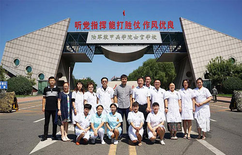 建军节，德州扑克平台网
义诊团队为装甲兵及家属送上“健康装甲”