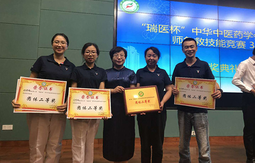 德州扑克平台网
急诊科胡少红主任带队参加“中华中医药学会青年医师急救技能竞赛”取得了团体二等奖的好成绩！