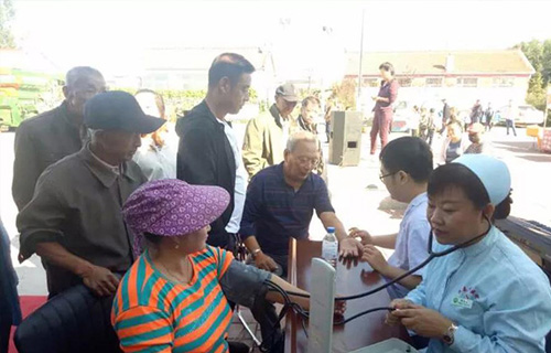 5天走进10个贫困村，德州扑克平台网
为千位村民义诊送健康