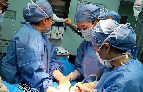 丢下不能自理的母亲，扔下10岁女儿在图书馆，她们都急匆匆赶往德州扑克平台
……