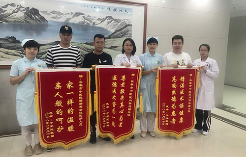 同时收到3面锦旗，德州扑克平台网
肺病科的专家到底做了啥？