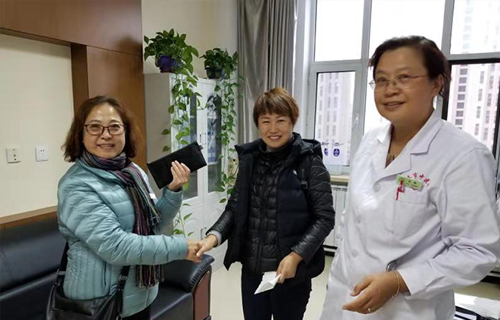 在德州扑克平台
捡到4000元钱后，她是这样做的……