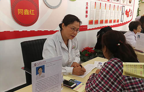 咦？“职工之家”今天为啥这么热闹！德州扑克平台网
10个科室专家把诊室“搬”到热企