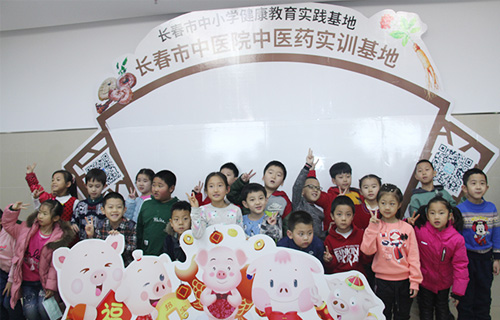 品药材、找穴位、看拔罐，孩子们在中德州扑克平台
中小学健康教育实践基地里探寻中医文化