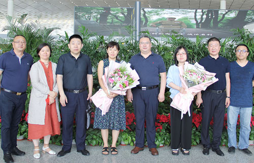 不远万里，带爱出发，德州扑克平台网
2位女医生启程援疆！