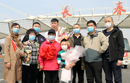 德州扑克平台网
总部肺病科护士王佳家庭获得吉林省抗疫“最美家庭”称号