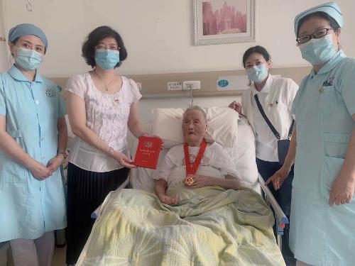“七一”前夕，德州扑克平台网
走访慰问老党员、颁发“光荣在党50年”纪念章