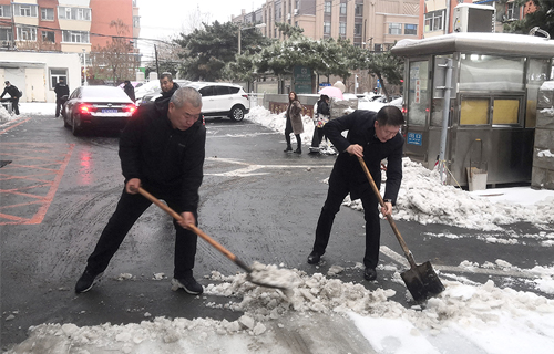 扫雪除冰人齐心，情满德州扑克平台
暖人心