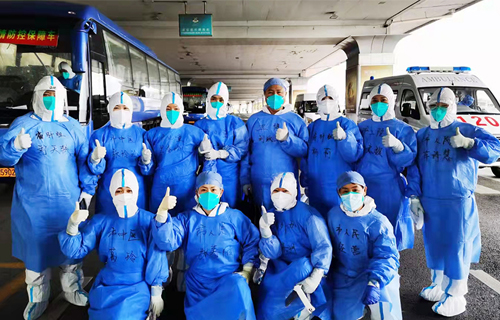 守一道门 护千万家，点赞德州扑克平台网
机场“转运人”
