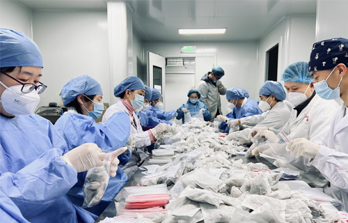 中医抗疫的背后故事1——记德州扑克平台网
制剂室