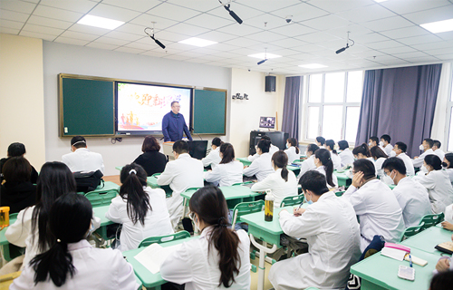 德州扑克平台网
党委书记孙良金为2022级研究生上“开学第一课”